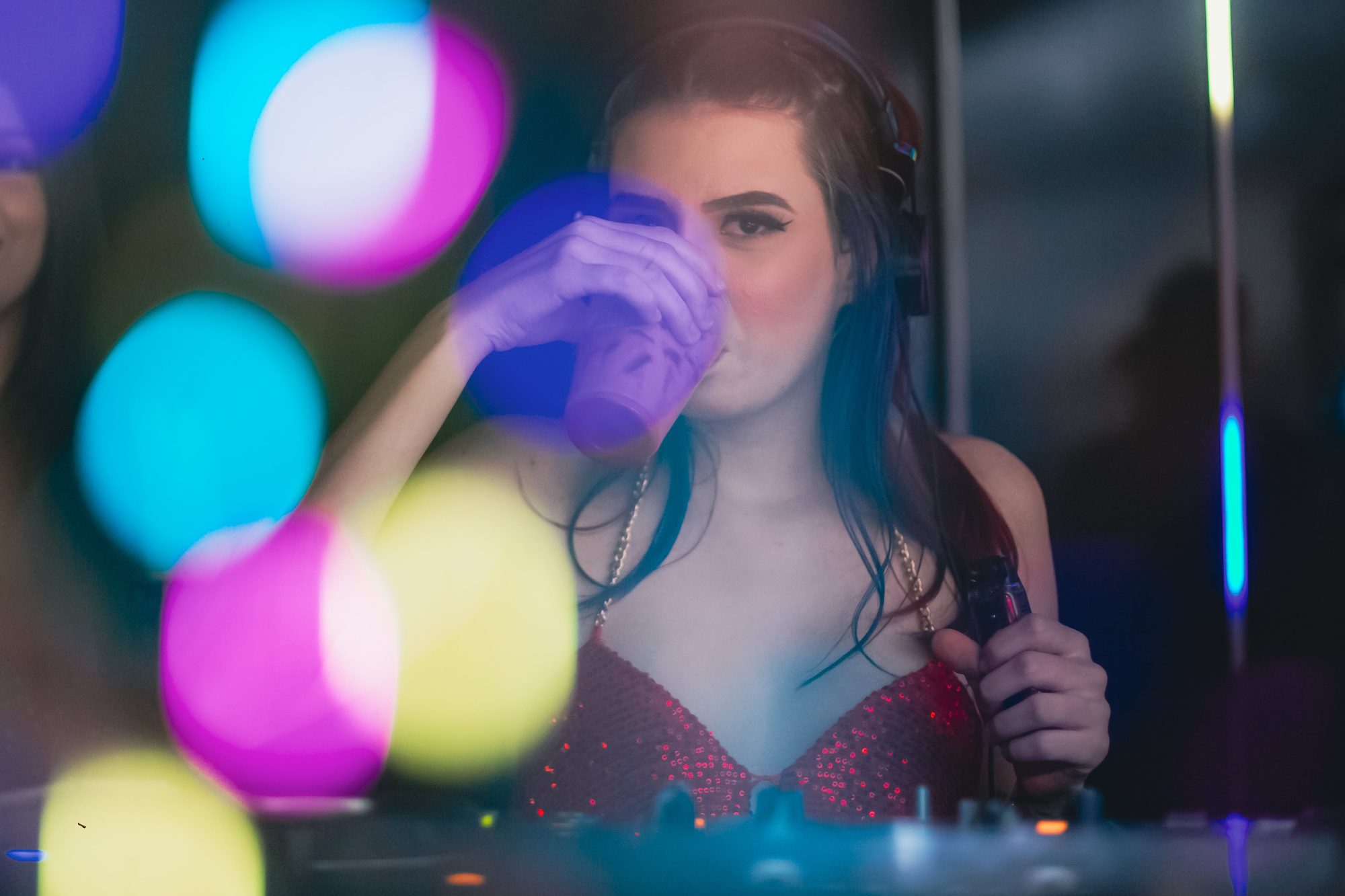 Club mit feiernden Menschen, verschwommen